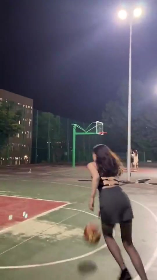 在球場上會(huì)拉桿的女生可不常見,更別說穿黑絲拉桿的女生??