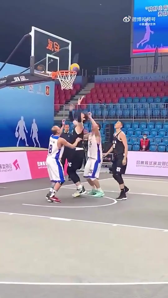 王哲林這個視頻在外網火了,外媒發問:這就是CBA的MVP?