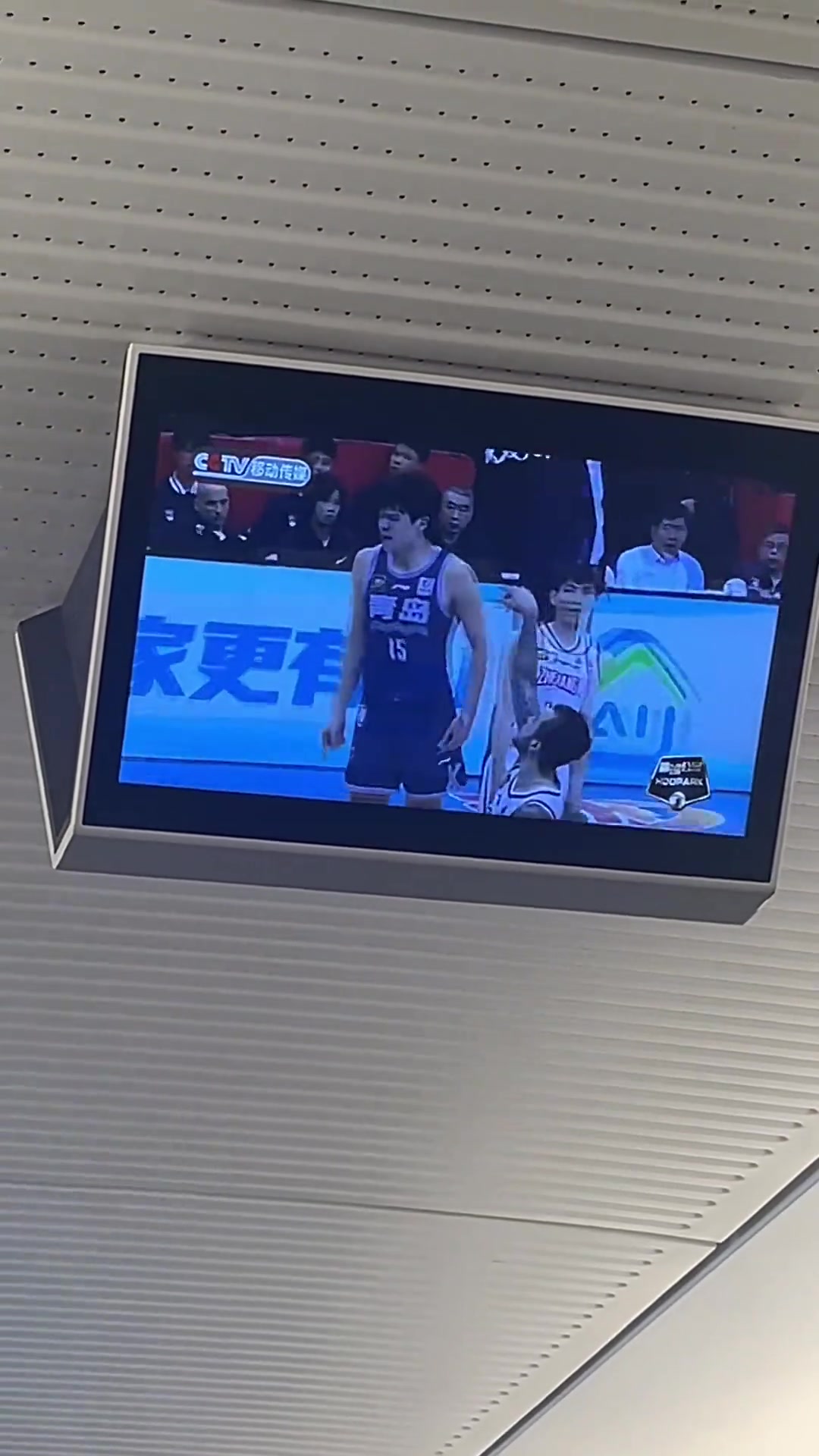 楊瀚森真的是火了,連高鐵都在放他的比賽集錦??????