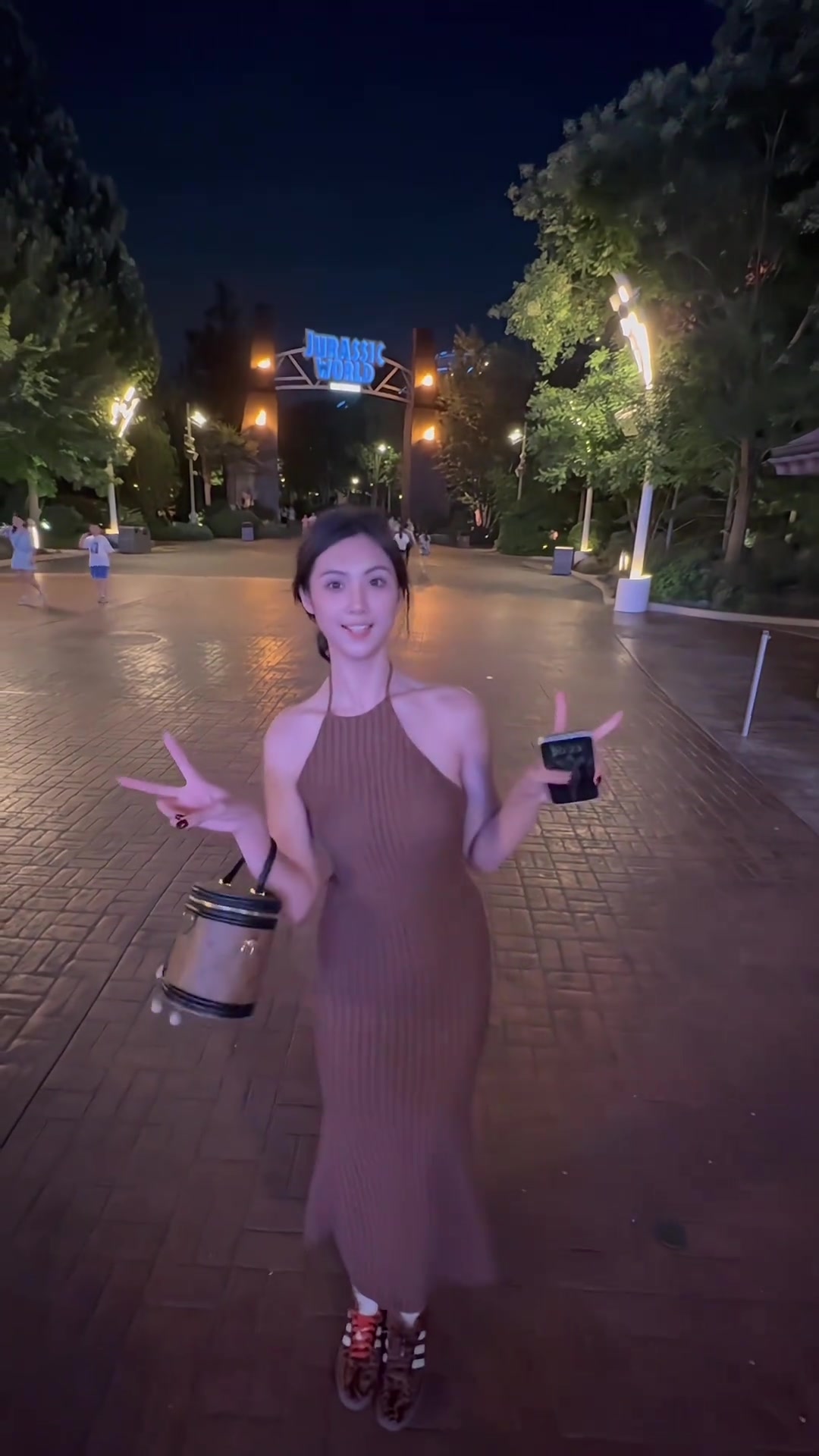 美啊!美女球員卓識一身棕色長裙穿搭:步點竟然跟歌卡上了哈哈~
