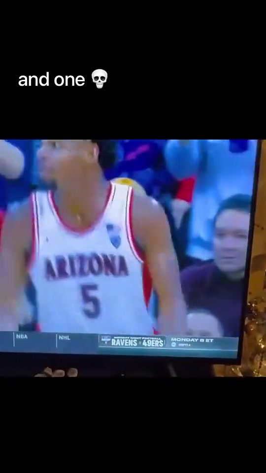 咸豬手!?NCAA球員上籃后,順手抓了一把啦啦隊妹子的胸