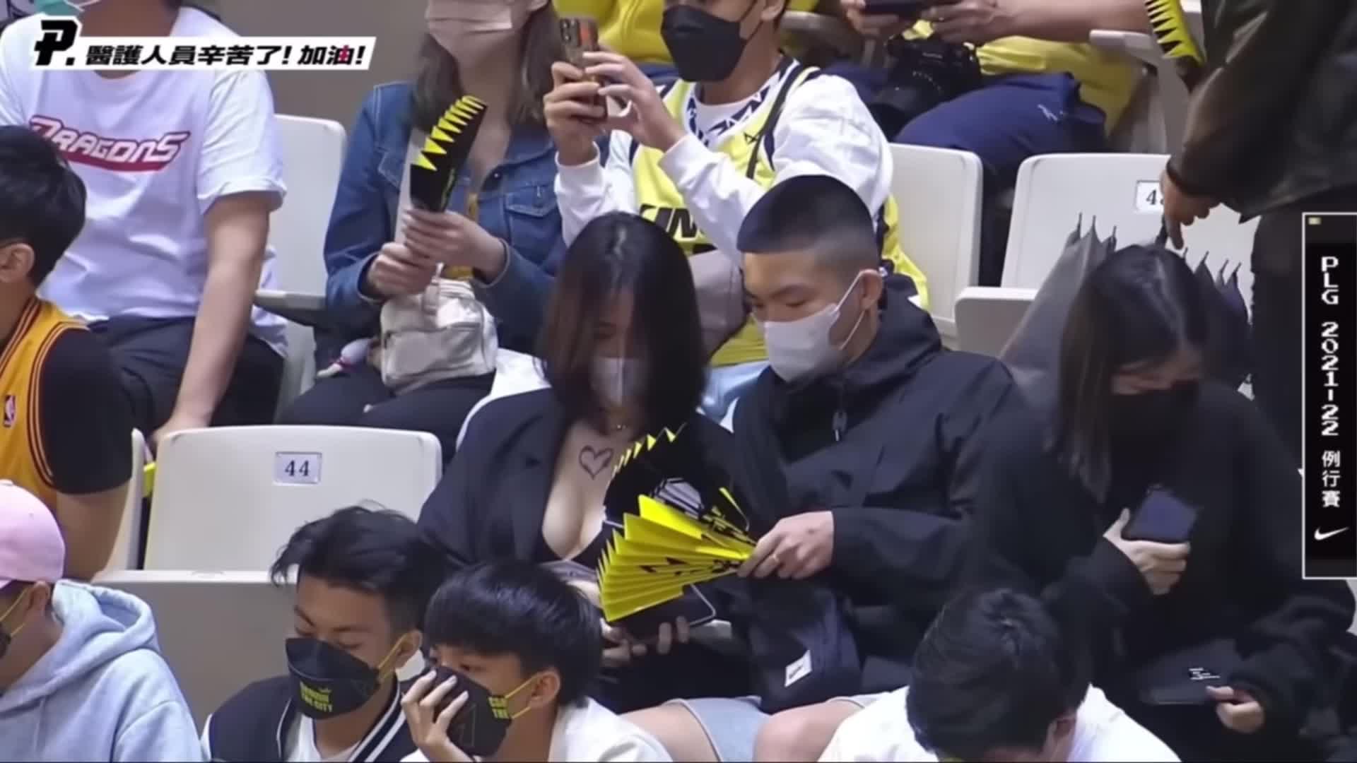 真佩服導播的好視力!很善于發現觀眾席上的美??