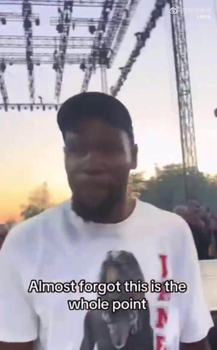 氣質無敵!杜蘭特現身Drake演唱會,并和其互動
