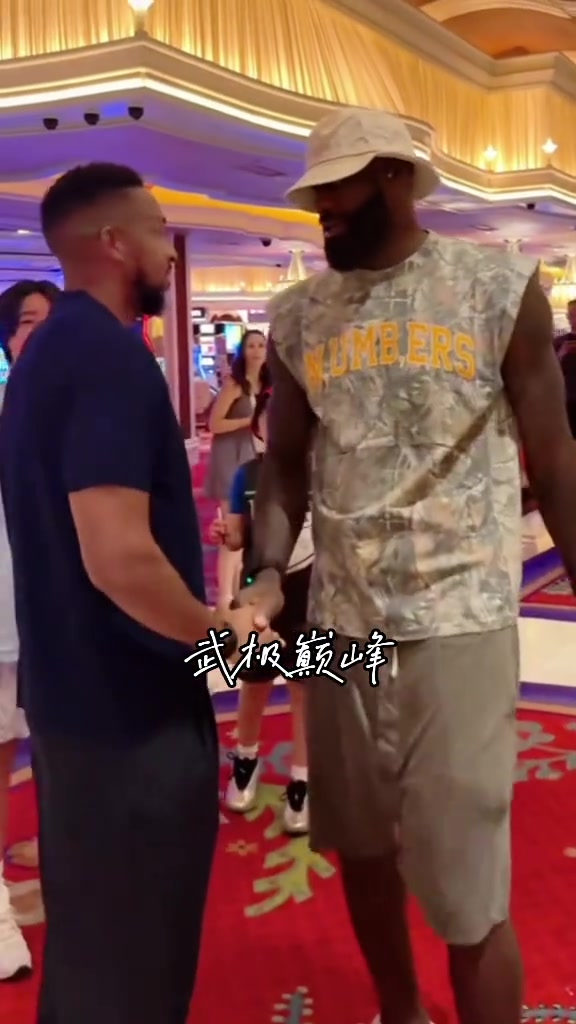 前工會主席!詹姆斯與CJ-麥科勒姆在拉斯維加斯偶遇擁抱寒暄~