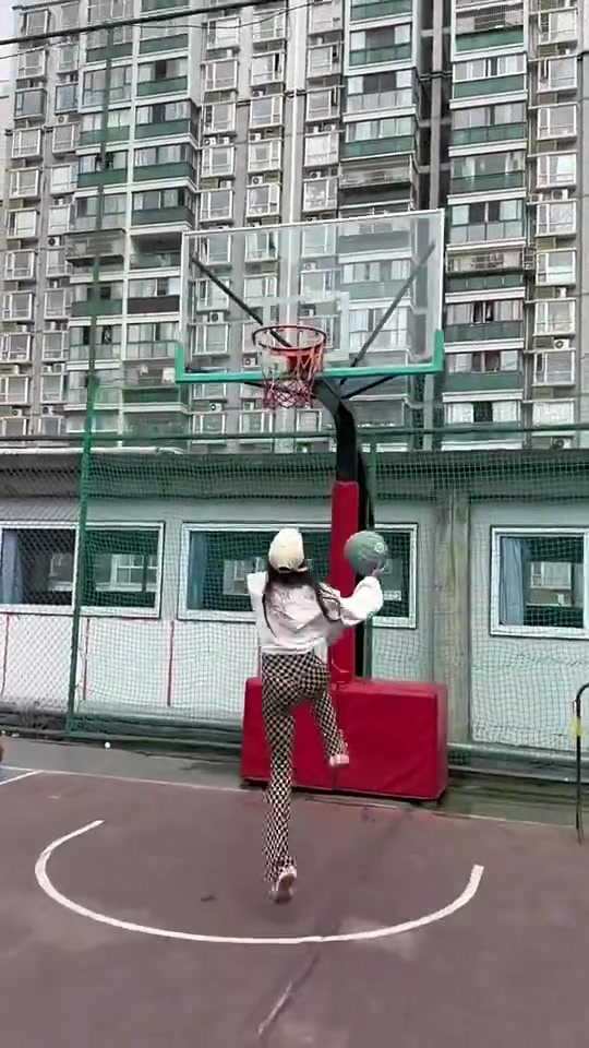 性感小姐姐這絲滑的變向+轉(zhuǎn)身能秒殺多少吧友?
