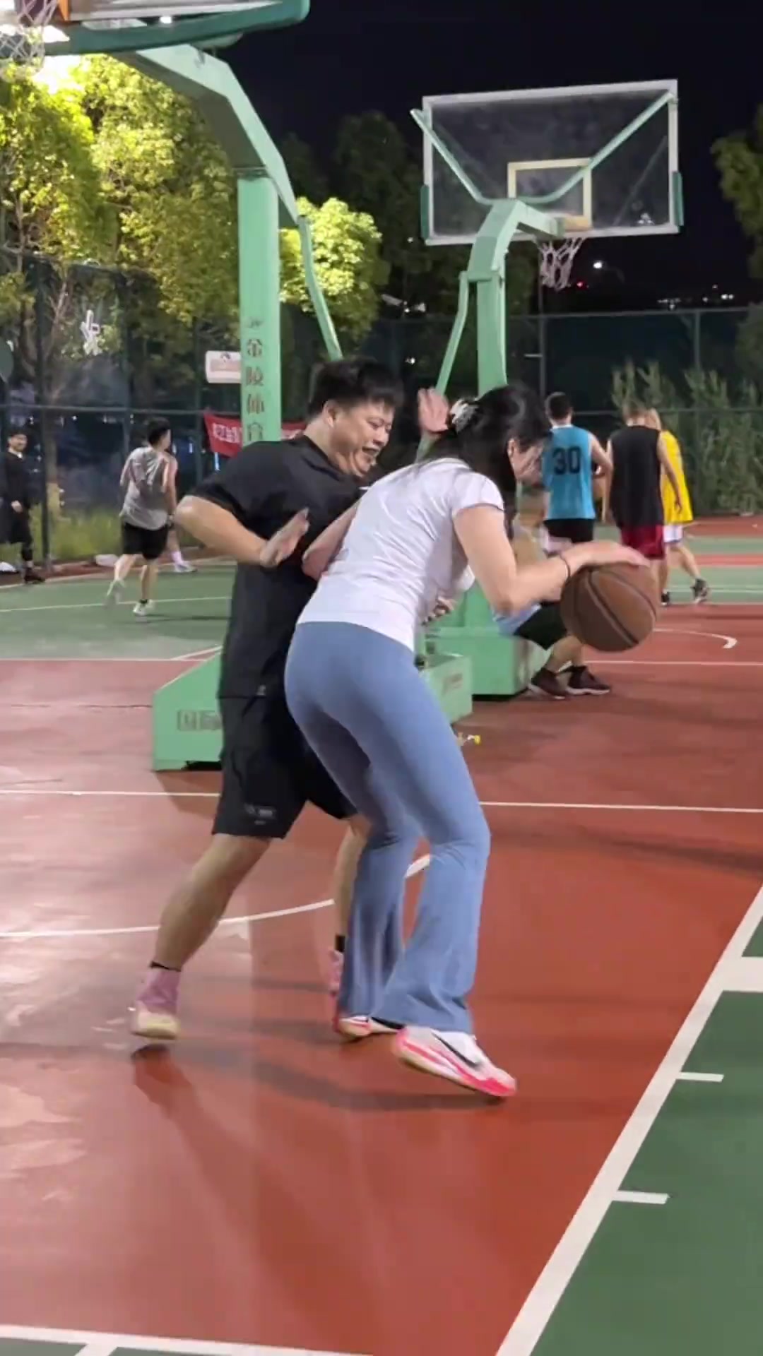小伙子上對抗啊!野球場肘姐都喊了:防上來,要有點強度!??