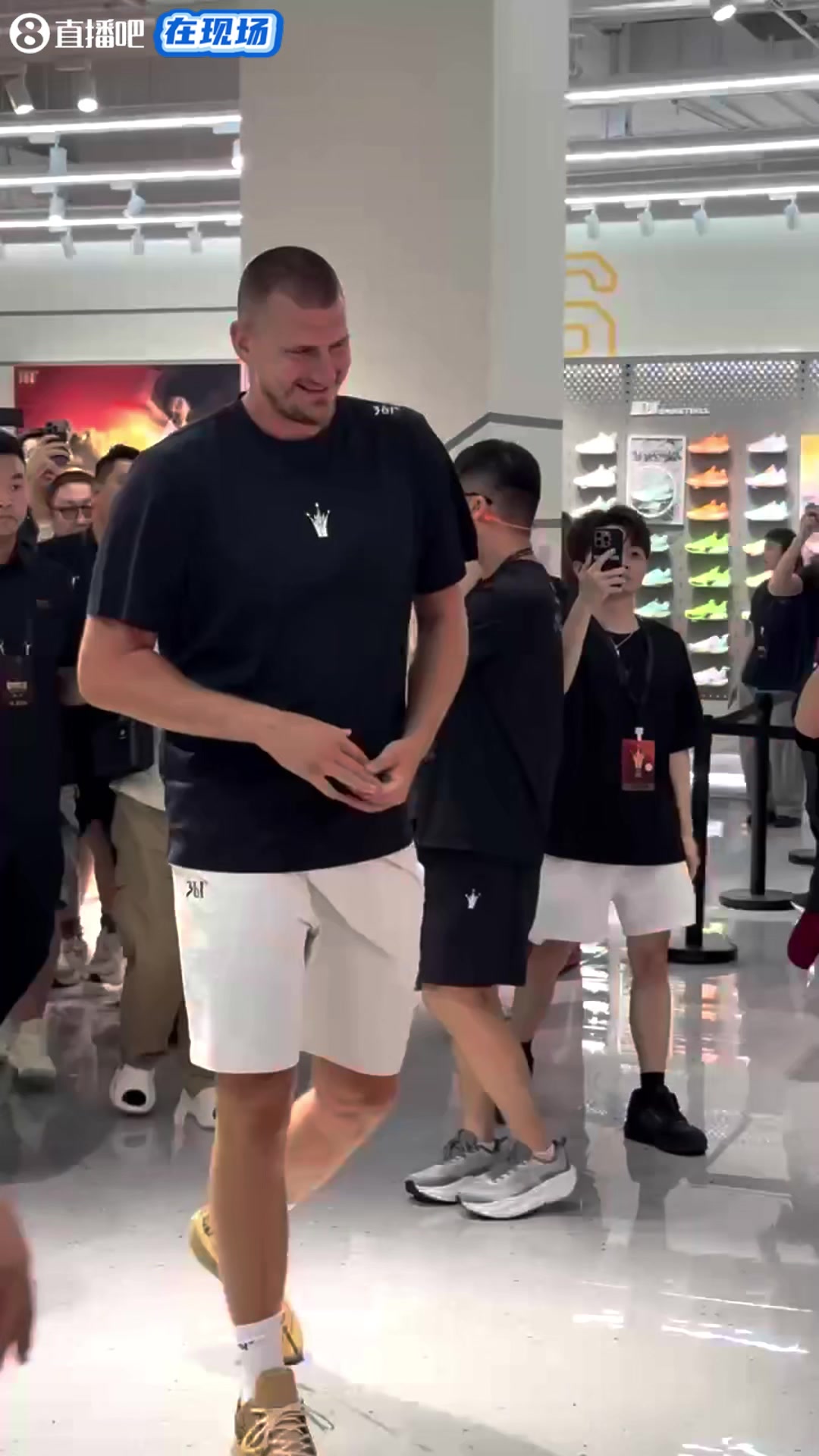 這塊頭真大啊??!約基奇中國行他哥哥也一同前來!
