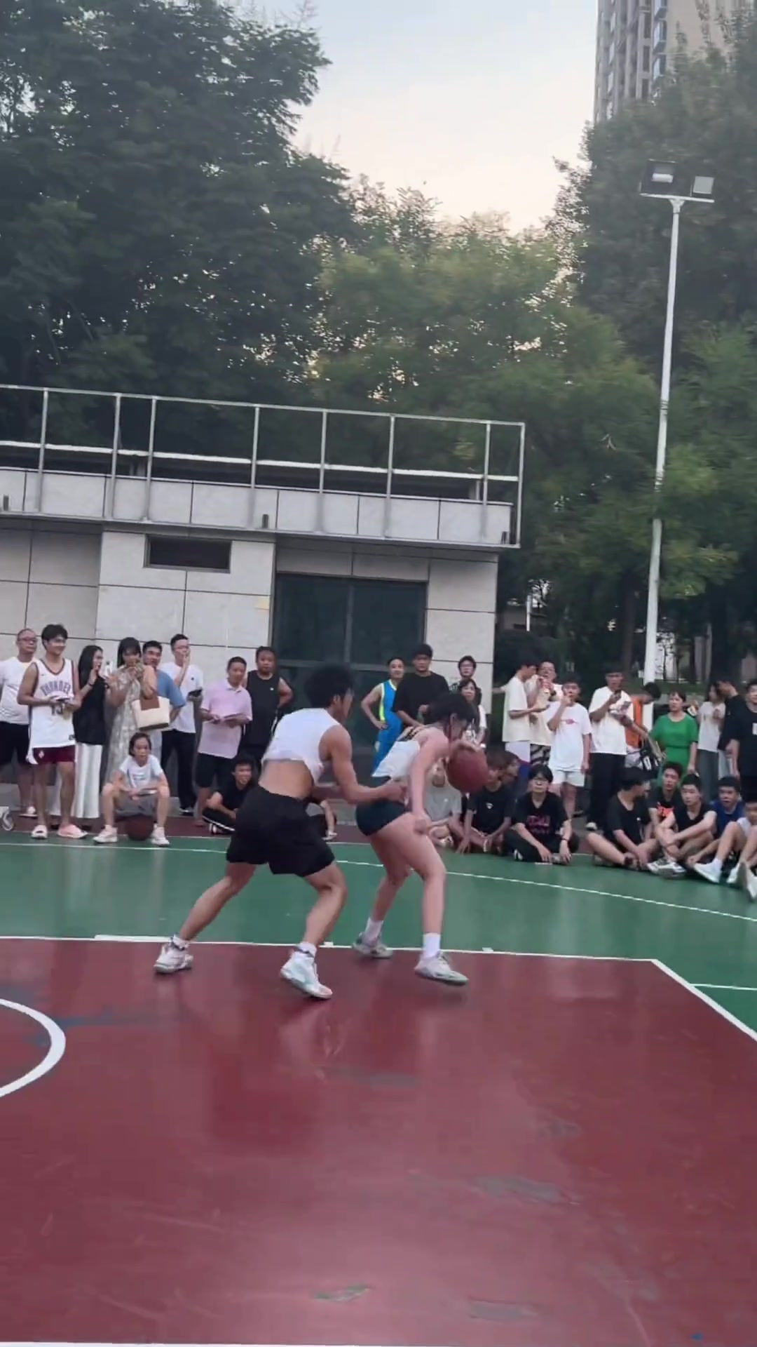 年輕小伙不知憐香惜玉,給妹子打得頻頻倒地