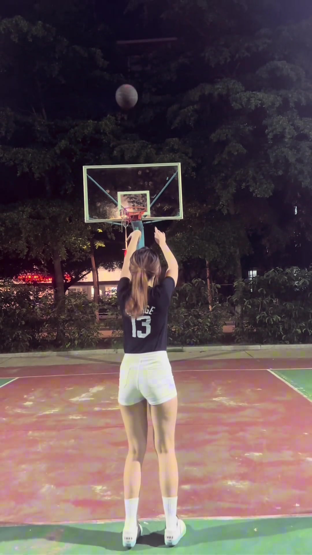 有個吧友特別喜歡這種打籃球的少女,評論給他@出來??