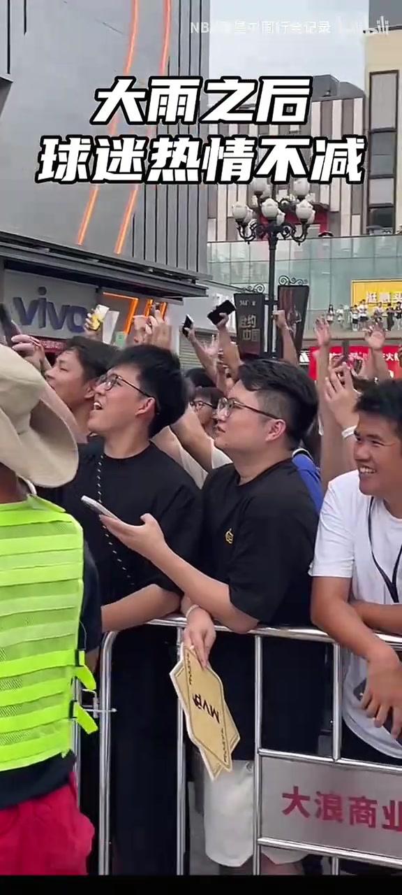 老少通吃!連約基奇都被深圳球迷山呼海嘯的熱情驚到了!