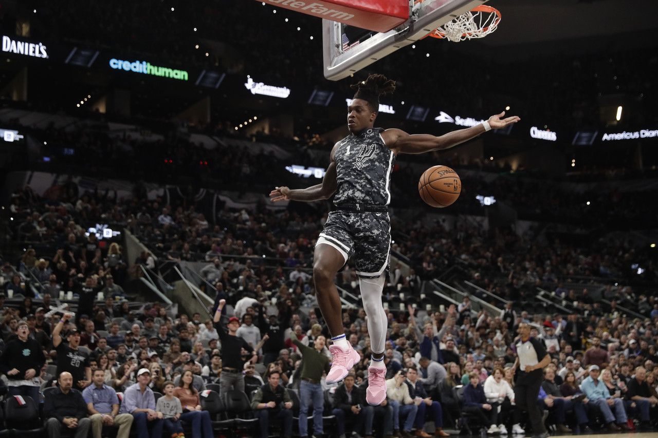 朗尼-沃克馬卡比合同細(xì)節(jié):3年稅前1000萬刀 多項NBA跳出條款