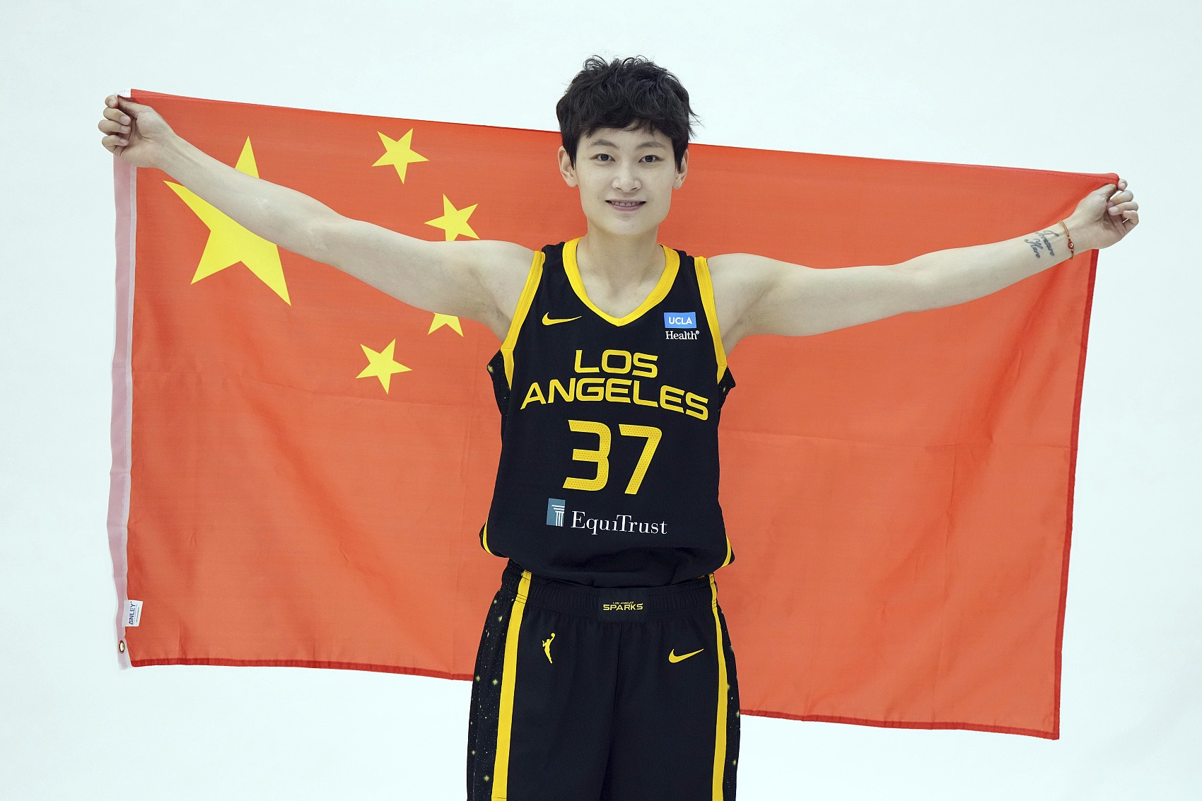 《人物》雜志:楊力維在2019年收到來自WNBA的合同 但國內不讓去