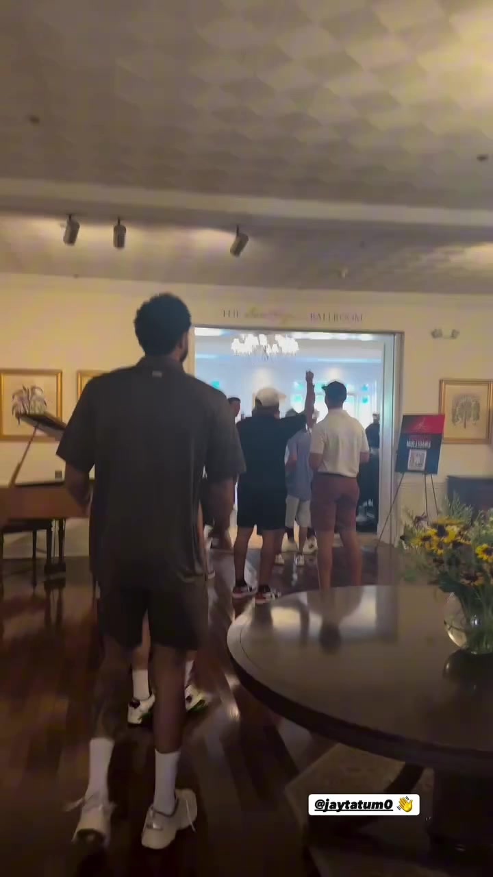 恢復神速??塔圖姆舉行慈善高爾夫賽 行走時已無需穿保護靴??