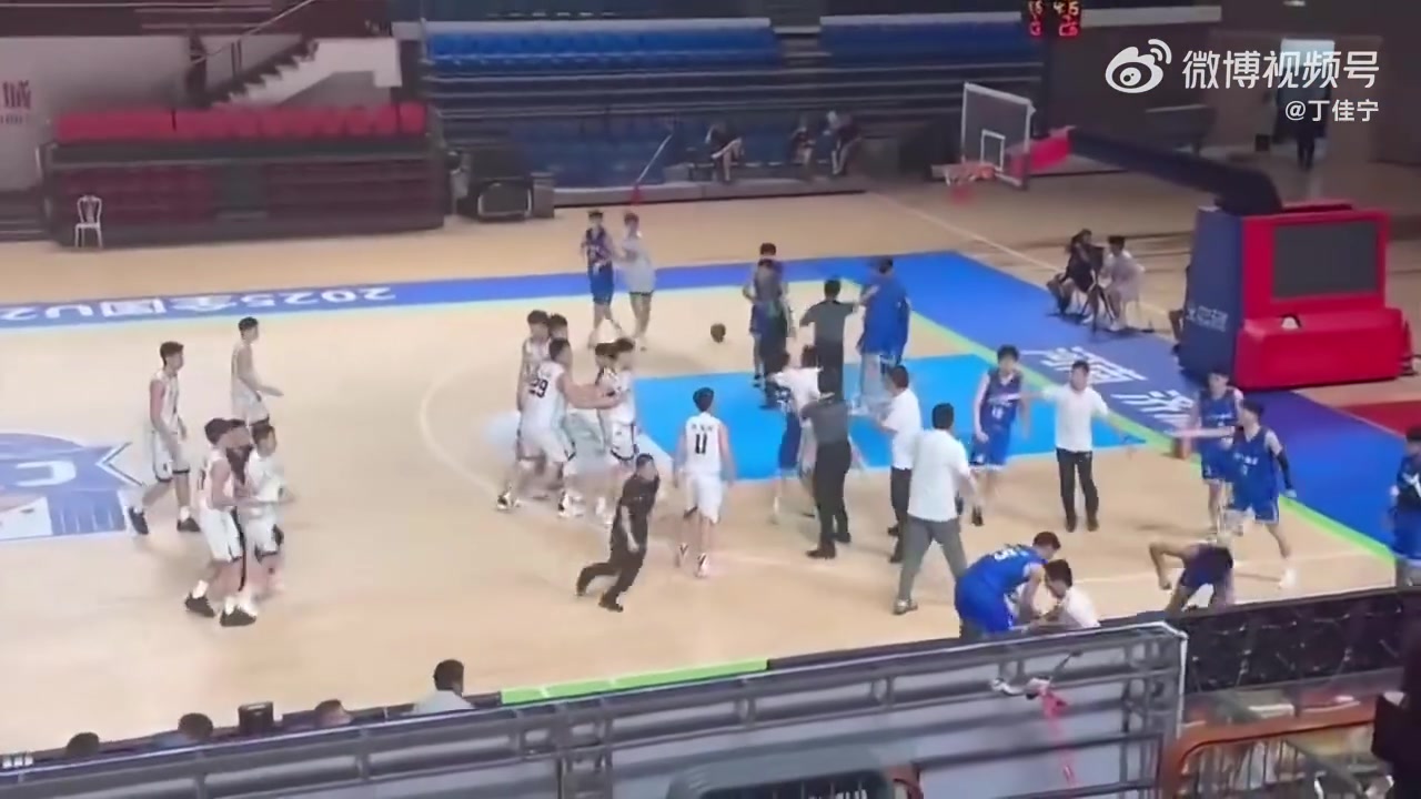 遼寧&山東U21男籃沖突!遼寧一球員摔倒后被4名山東球員圍著腳踢
