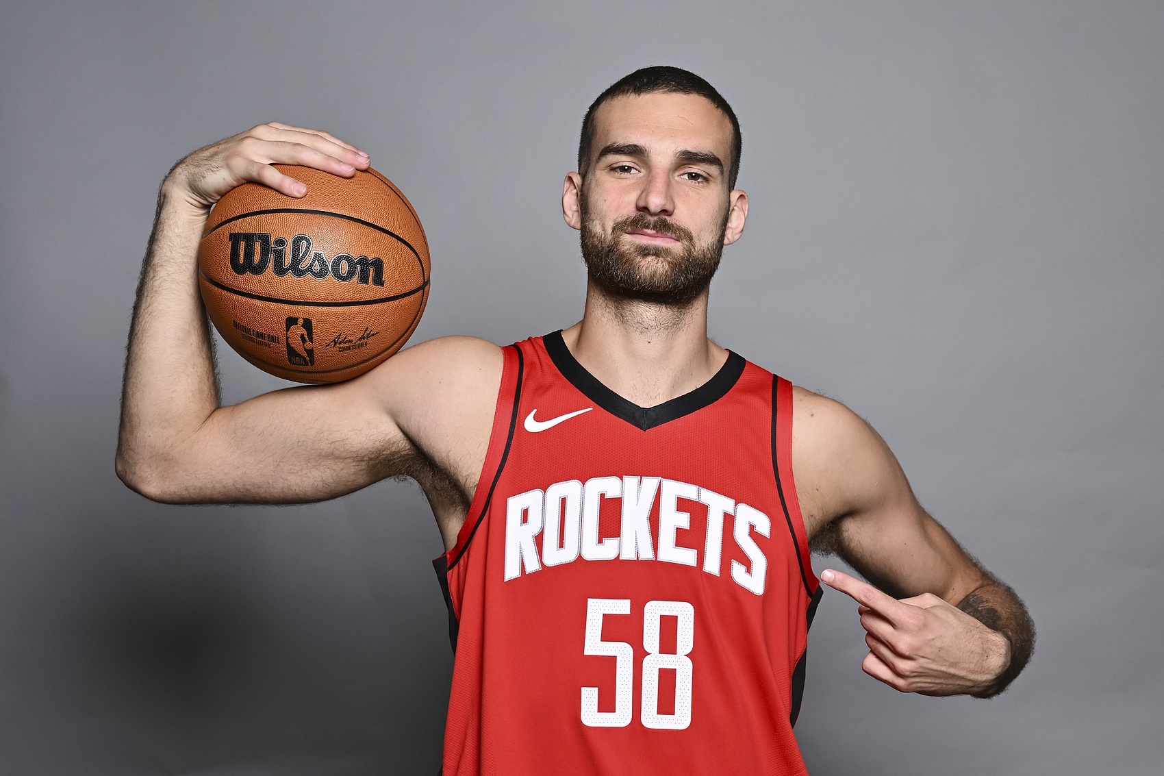夏聯三分命中率45.5%!美記:火箭舊將麥克維積極尋求留在NBA