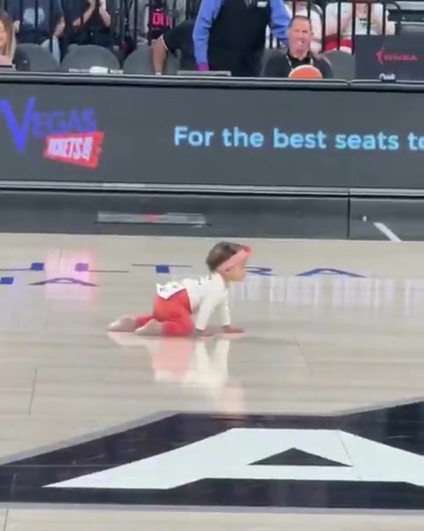 大場面選手!WNBA舉辦嬰兒爬比賽 一寶寶“覺醒”人生第一次行走