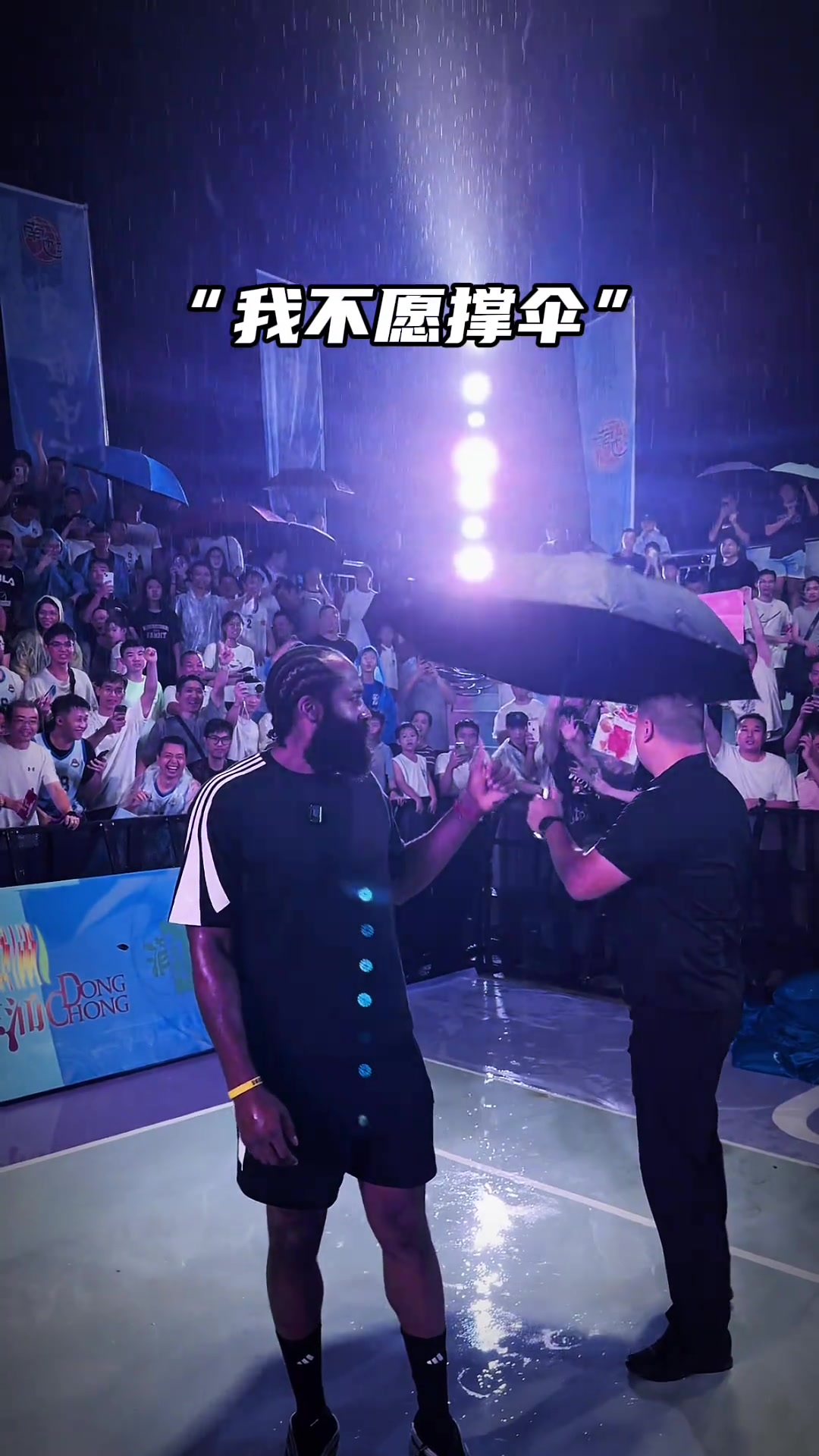 優質偶像??!哈登中國行拒絕打傘冒雨簽名 戴上斗笠還挺萌的