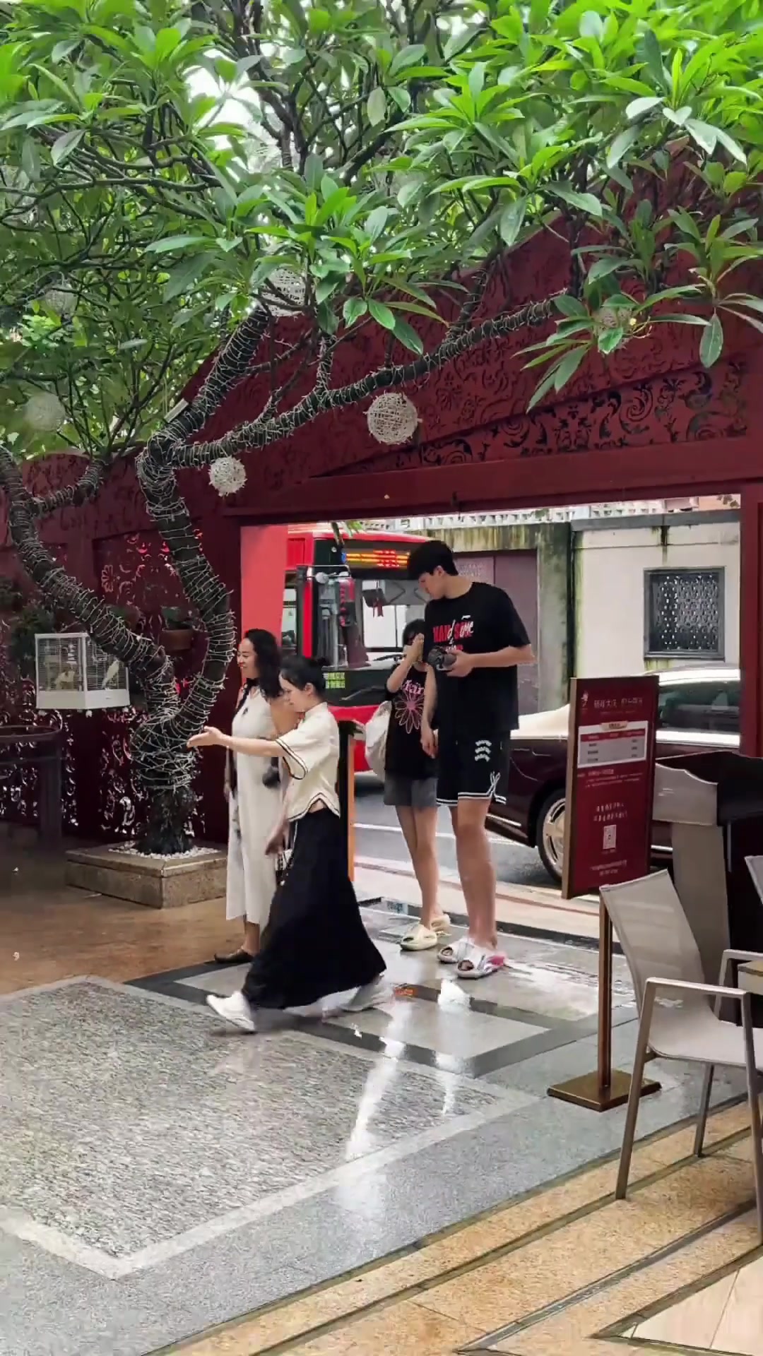 ??邁巴赫接送?楊瀚森帶女友和疑似丈母娘打卡高端私廚