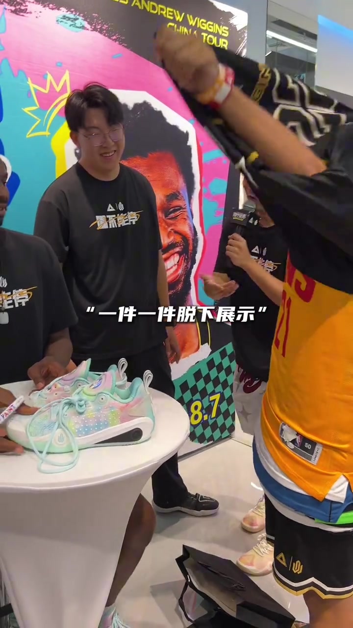 球迷身穿19件維金斯球衣一一展示 后者每件都簽名:最棒的粉絲