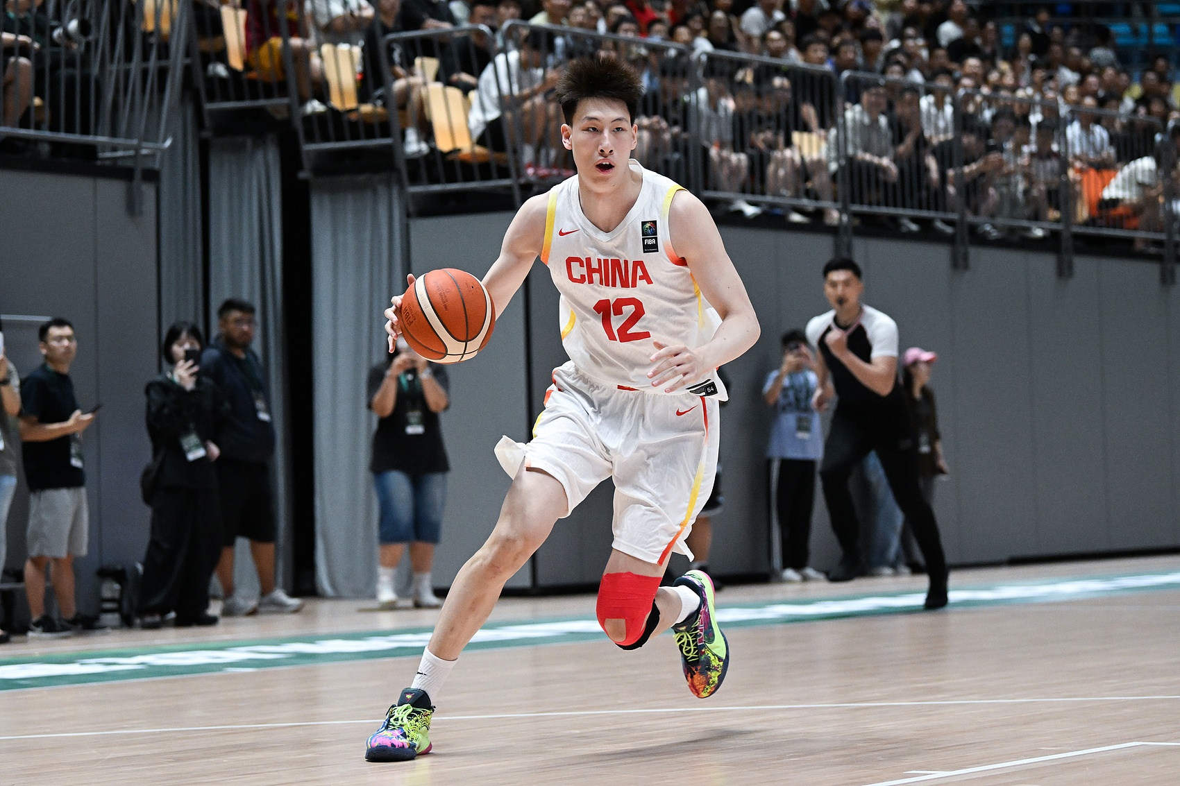 媒體人:男籃5號位防守楊瀚森也不能做很好 希望郇斯楠能快快成長