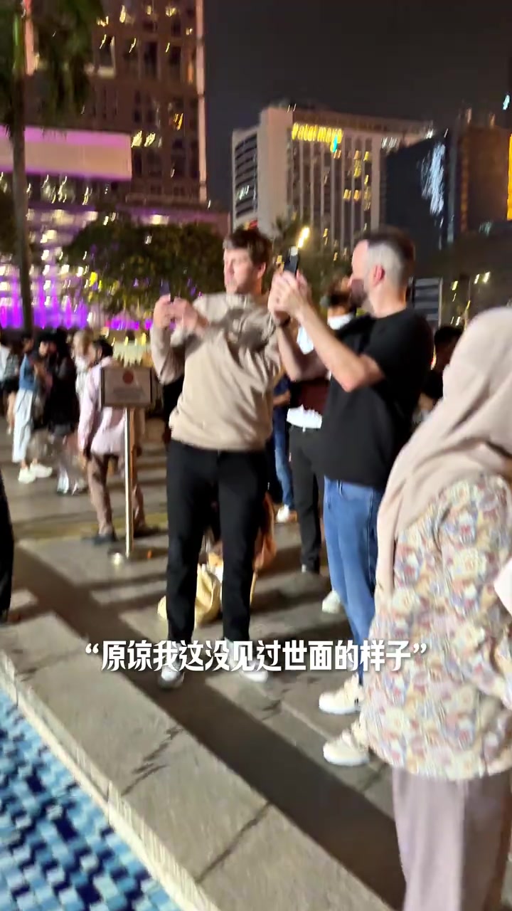 社牛時刻!里夫斯參觀吉隆坡雙子塔 遇路人自拍上前搶鏡合影