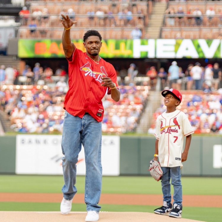 家鄉的驕傲!比爾受邀為老家MLB球隊紅雀隊開球!