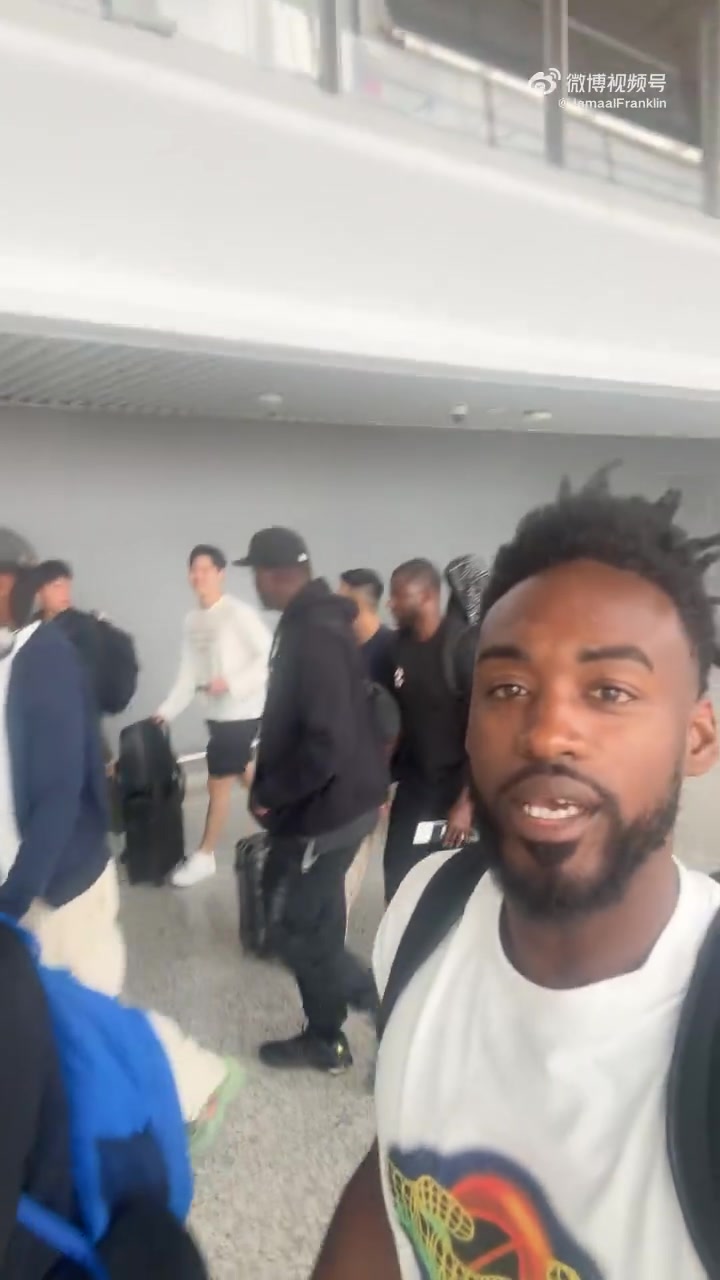 到了!萊昂納德和前CBA外援富蘭克林今天中午已經抵達成都