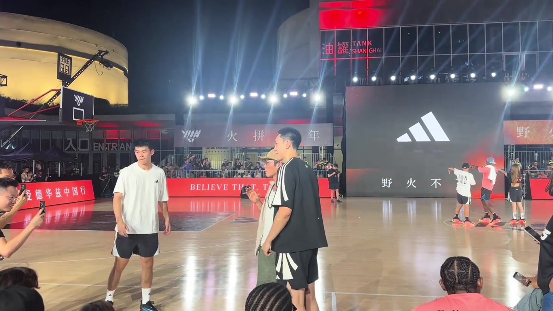 在線追星!胡明軒&林葳找陳冠希輪流合影