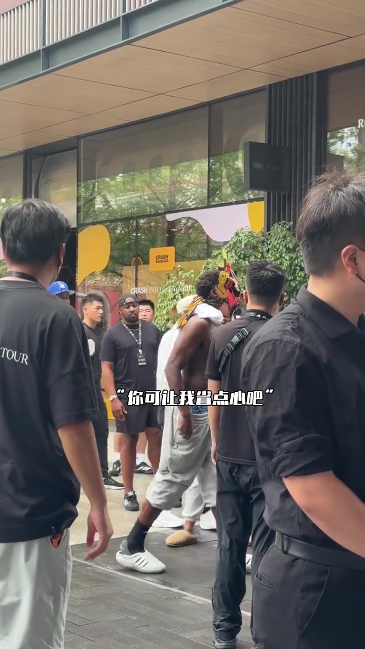 ??正經點!華子內褲外漏 女友趕緊給他提上去