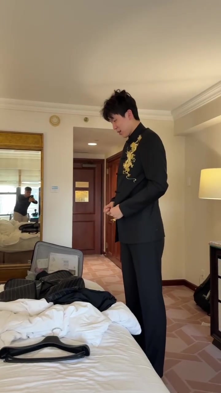 有點小帥!工作室曬楊瀚森穿搭:穿都穿上了 咱們就先瞅一眼