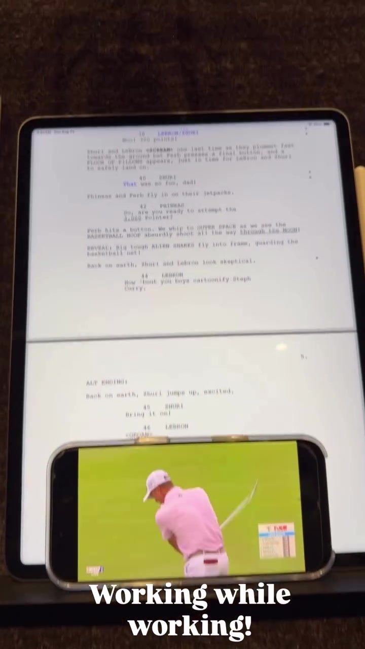 時間管理!詹姆斯曬一邊看劇本一邊看高爾夫:工作的同時工作!