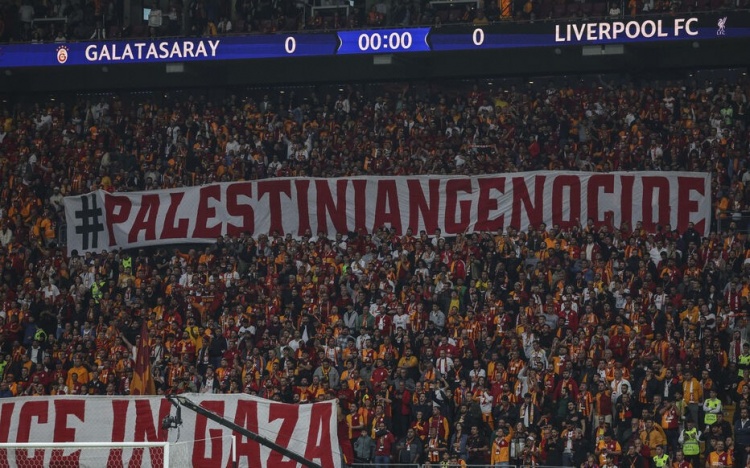 加拉塔薩雷球迷聲援巴勒斯坦民眾：若耶路撒冷不自由，世界皆囚徒