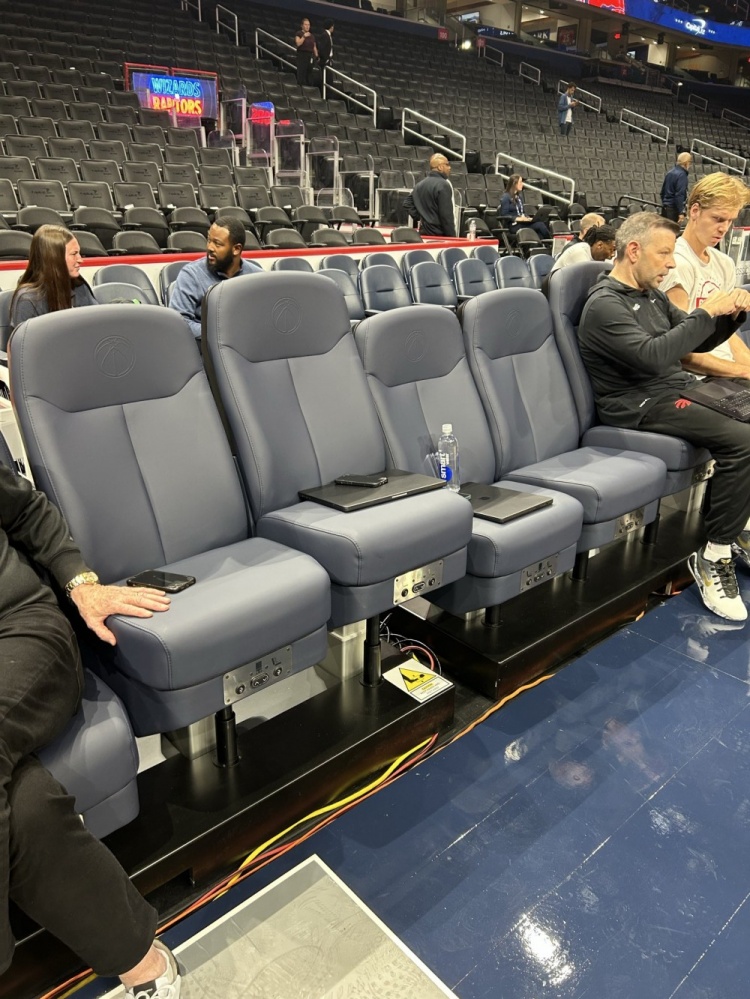 人性化改造！奇才替補(bǔ)席新增可調(diào)節(jié)高度座椅 利于球員放松狀態(tài)