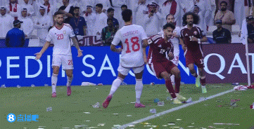 補時階段，卡塔爾球員被撞后倒地，在地上連滾數圈
