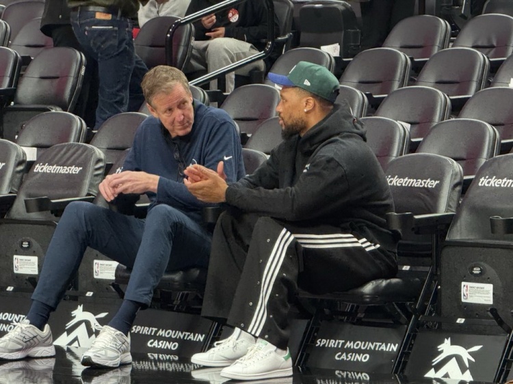 曾共事9年！勇士助教斯托茨和昔日愛徒利拉德賽前場邊聊天